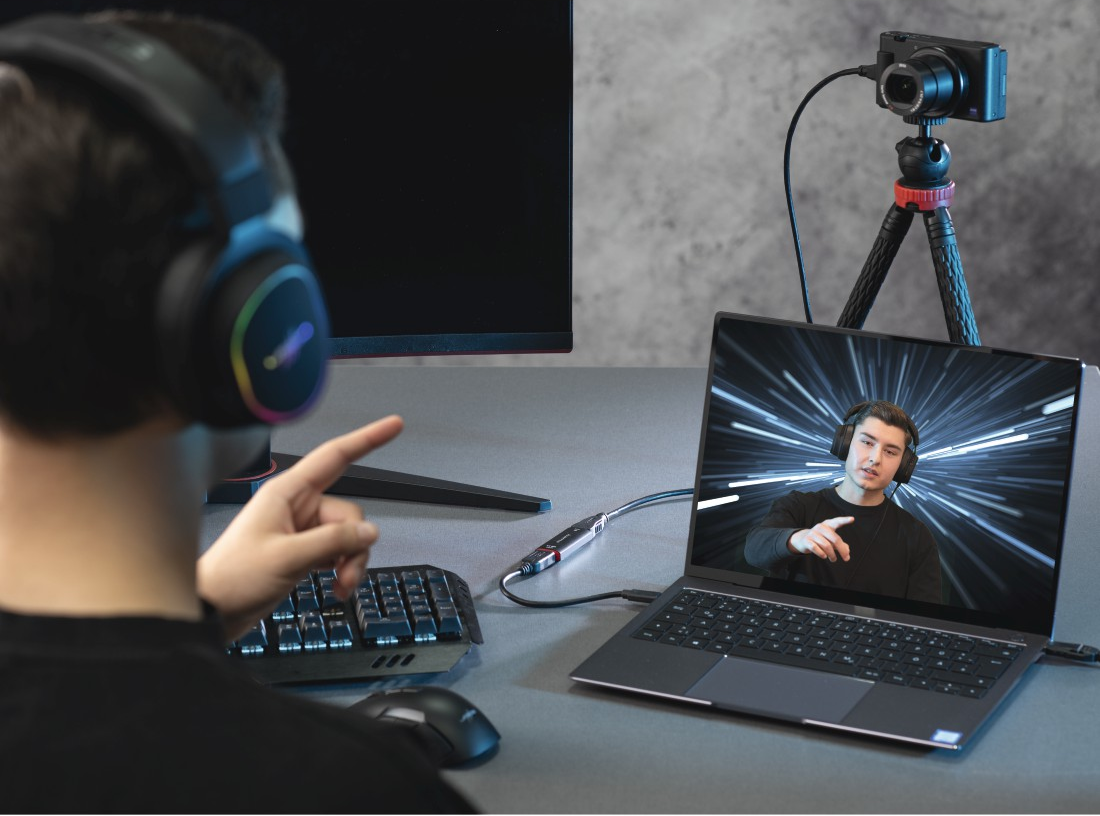 Persona che dimostra una configurazione della fotocamera per lo streaming.