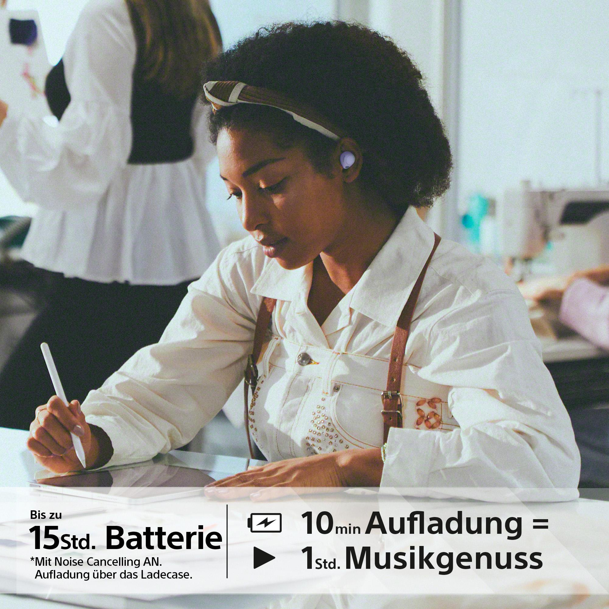 Frau mit Ohrhörern und Tablet. Text über Akku und Aufladen vorhanden.