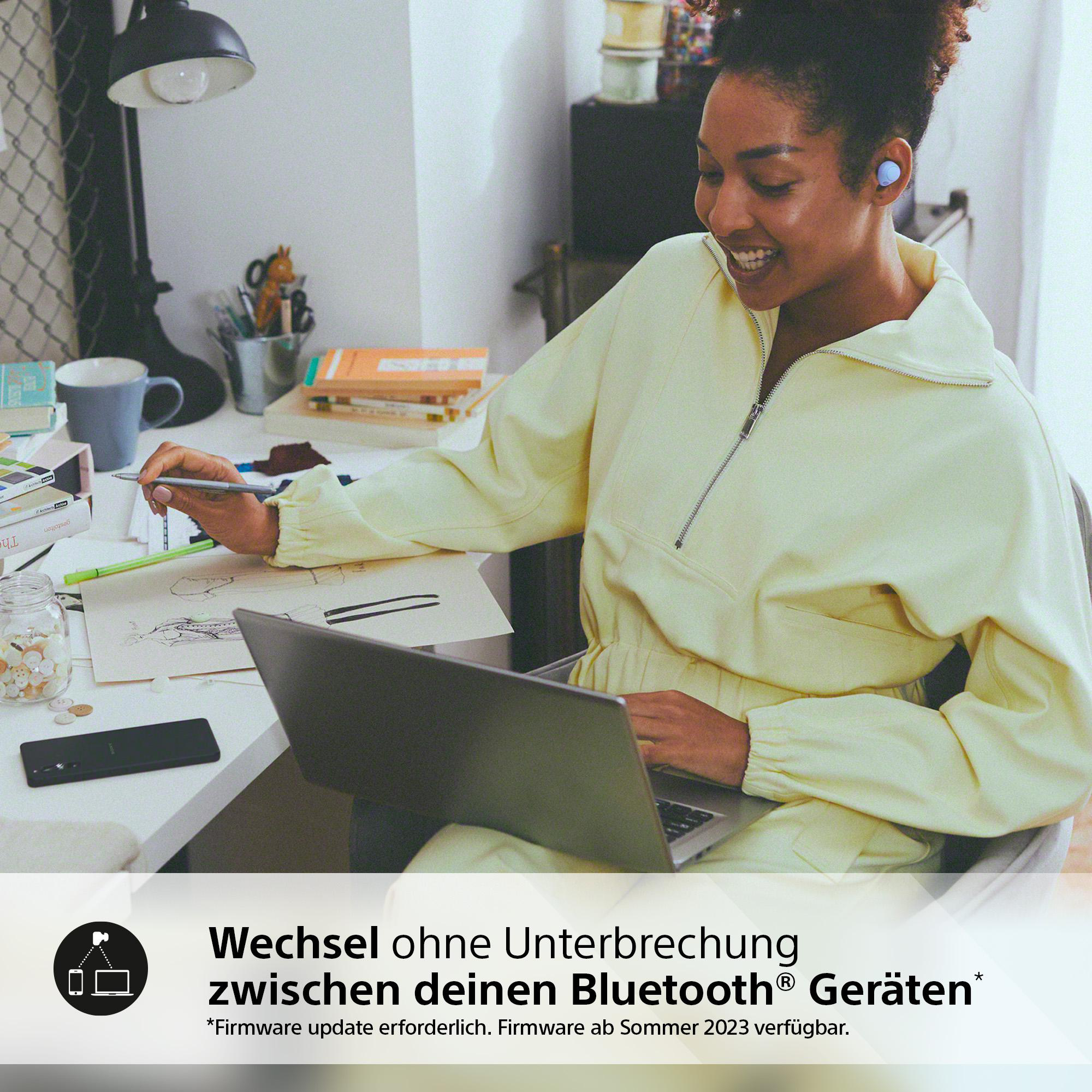 Frau mit Ohrhörern, die einen Laptop benutzt, mit Text, der das Bluetooth-Gerätewechseln anzeigt.
