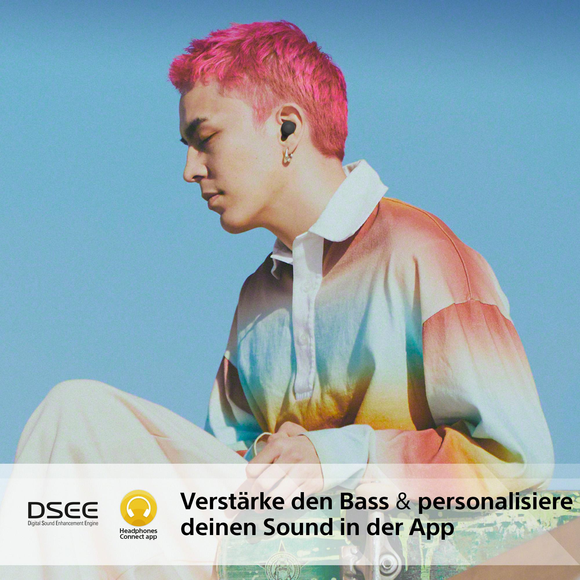 Mann mit pinken Haaren trägt Ohrhörer vor blauem Hintergrund.