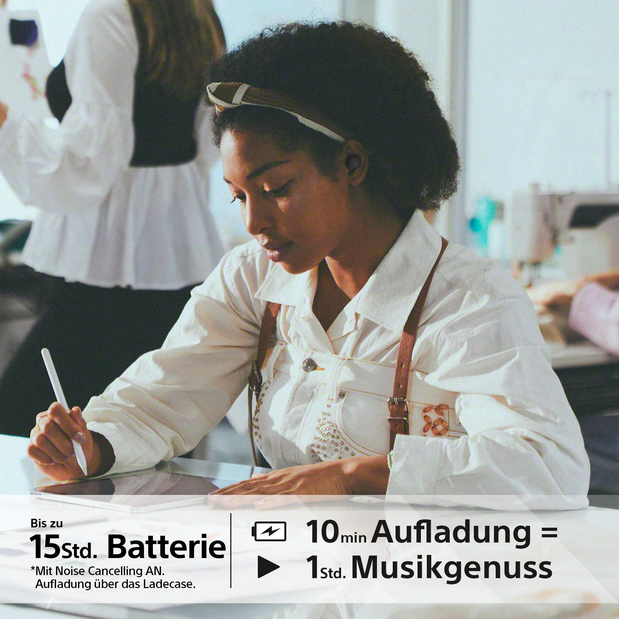 Frau im weißen Hemd schreibt auf Tablet. Text über Akkulaufzeit ist sichtbar.