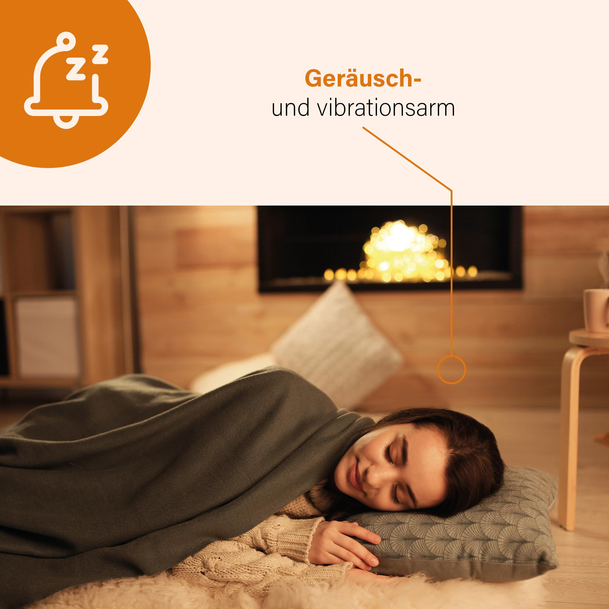Frau schläft unter einer Decke am Kamin, Textblase mit Glockensymbol.