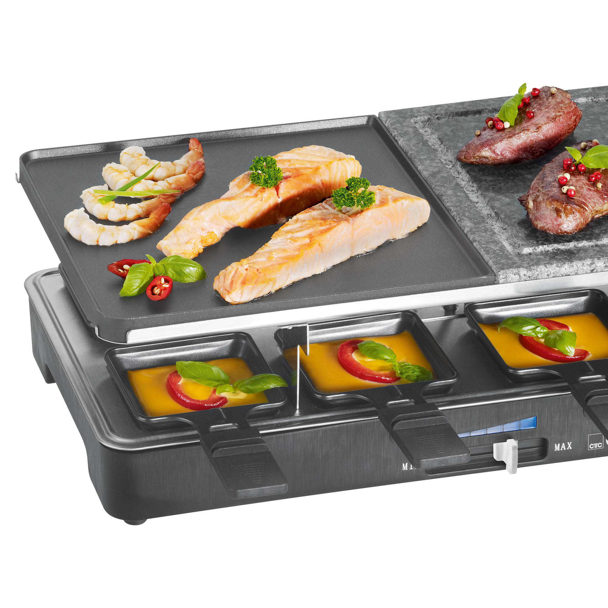 Raclette-Grill mit Meeresfrüchten, Fisch und Fleisch. Käseschalen darunter. Verschiedene Zutaten und Gewürze auf den Kochflächen.