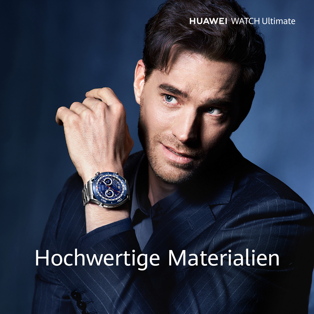 Ein Mann im Anzug mit Smartwatch. Die Uhr ist silber und blau.
