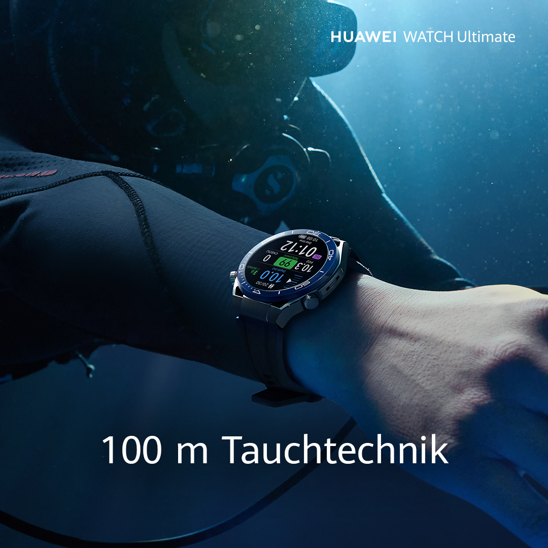 Person im Wasser mit einer Smartwatch. Das Zifferblatt zeigt die Zeit und Tauchmetriken an.