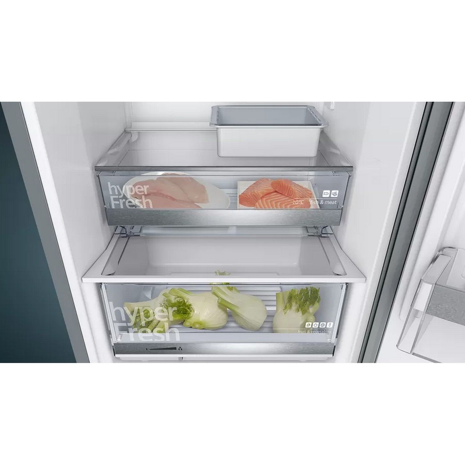 À l'intérieur d'un réfrigérateur. Deux tiroirs avec de la nourriture. En haut : viande. En bas : légumes.
