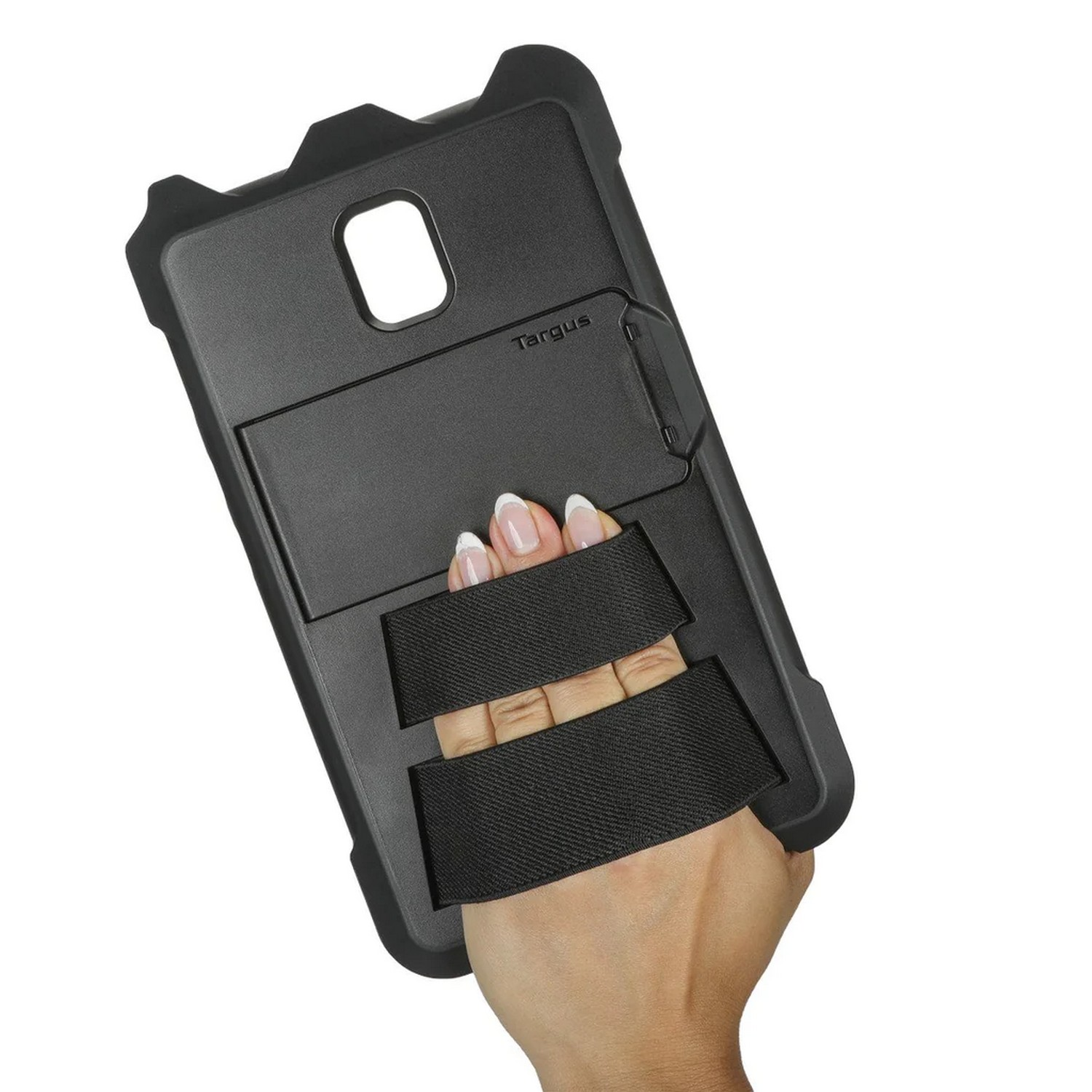Hand houdt zwarte tablethoes vast met Targus logo en handriem.