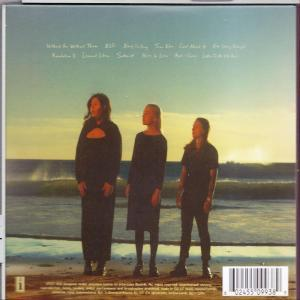 Drei Frauen stehen am Strand, mit Text auf der Rückseite einer CD-Hülle.