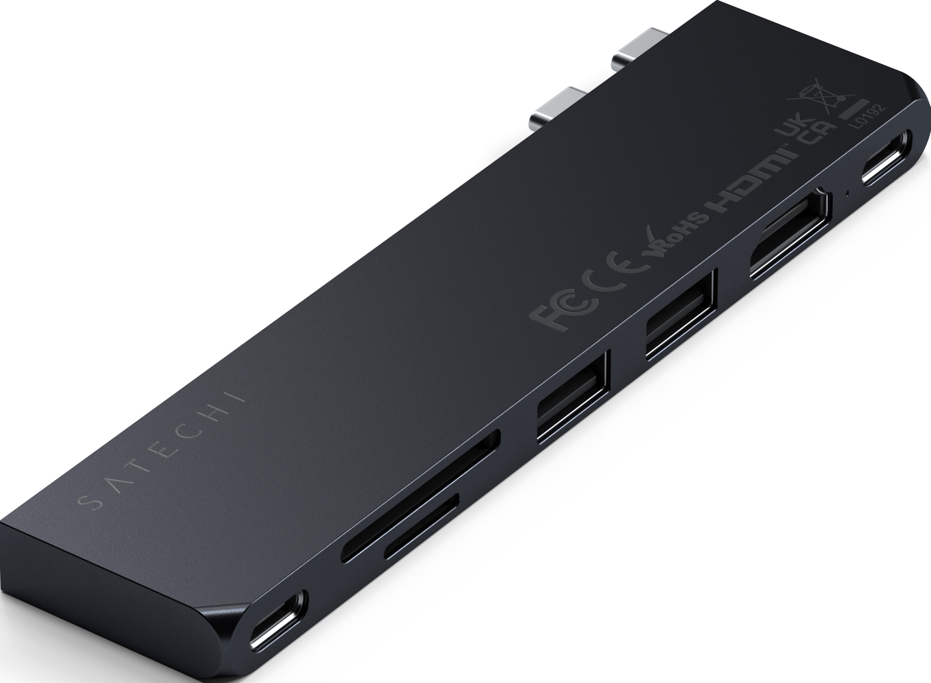 Schwarzer Satechi USB-C-Hub. Mehrere Anschlüsse sichtbar. HDMI, USB und USB-C. Sauberer, weißer Hintergrund.
