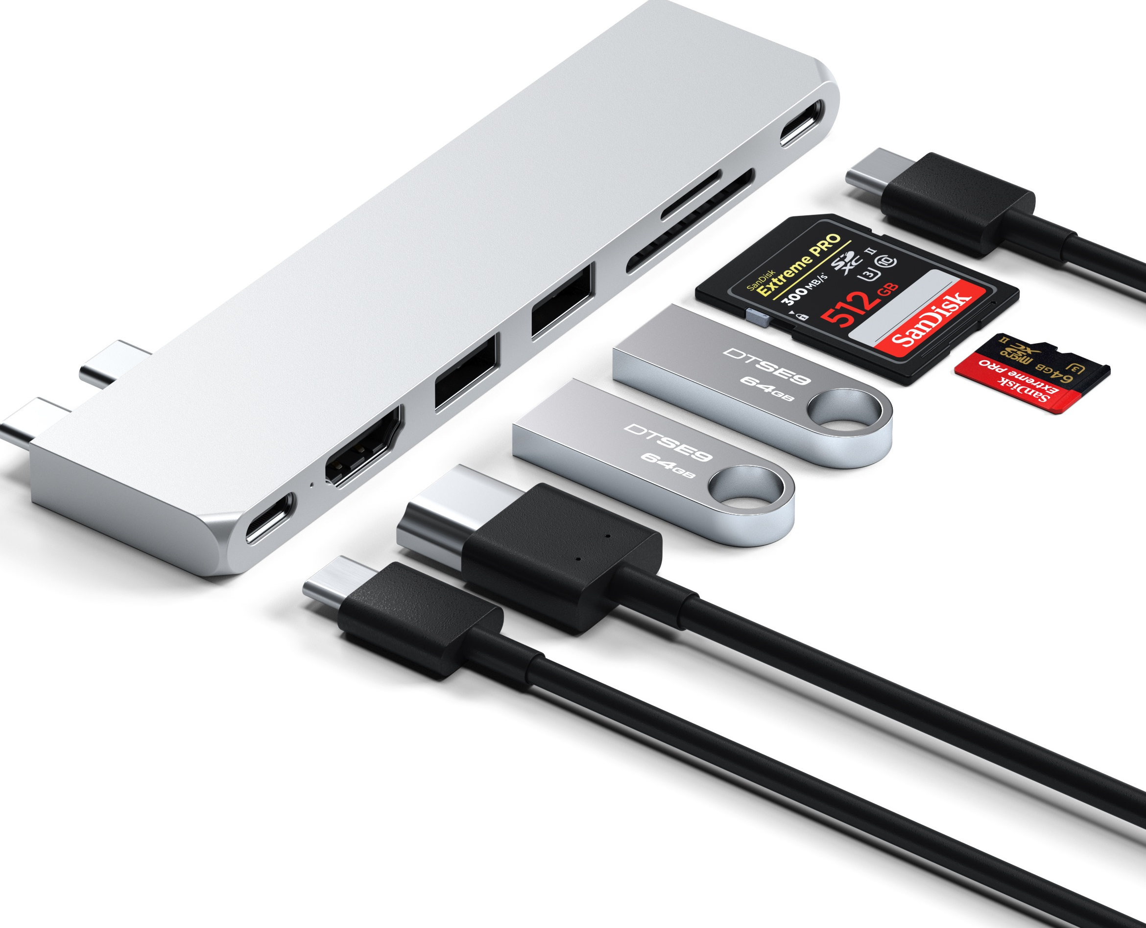 Ein silberner Hub mit mehreren USBs, SD-Karten und Flash-Laufwerken auf weißer Oberfläche.