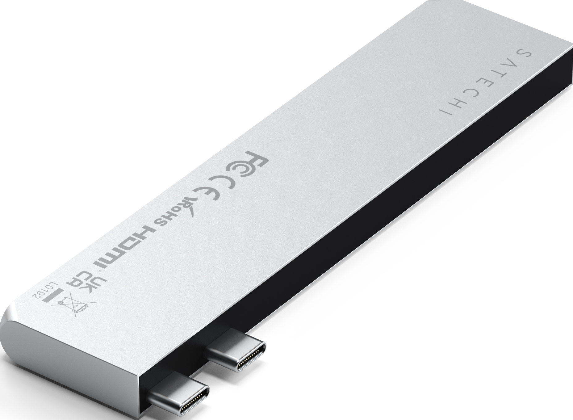 Ein silberner USB-C-Adapter. Er hat zwei USB-C-Anschlüsse und ist mit 'Satechi' beschriftet.