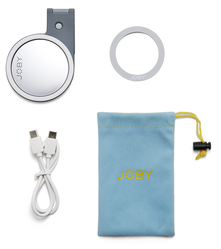 Egy tükör, egy gyűrűfény, egy USB kábel és egy kék táska a 'JOBY' felirattal.