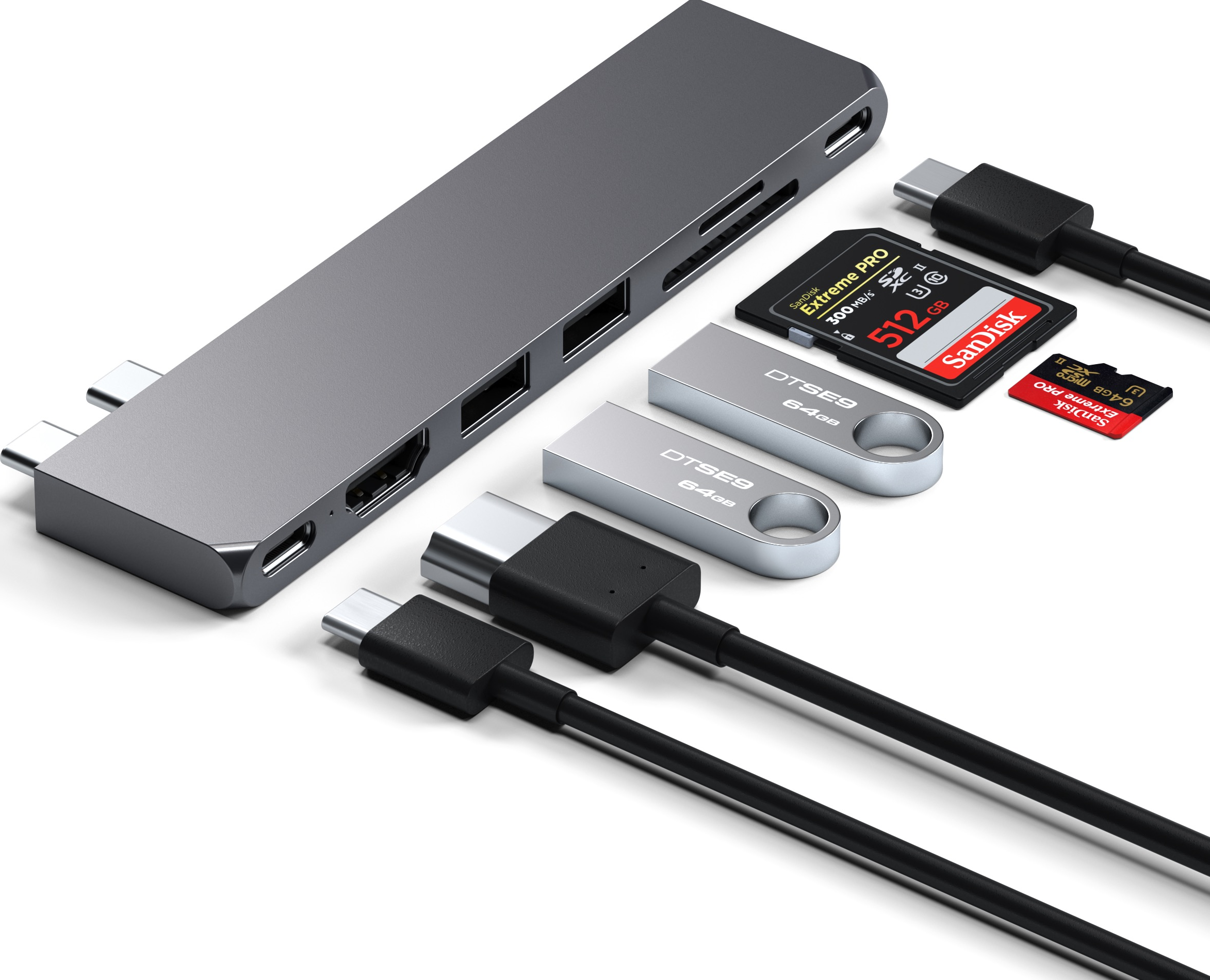 Ein silberner Hub mit USB-Anschlüssen, SD-Kartensteckplätzen und zwei USB-C-Kabeln, mit Speicherkarten und USB-Laufwerken.