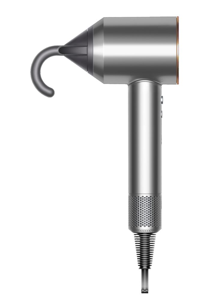 Un secador de pelo Dyson plateado sobre un fondo blanco. El secador tiene un mango largo y una boquilla curva.