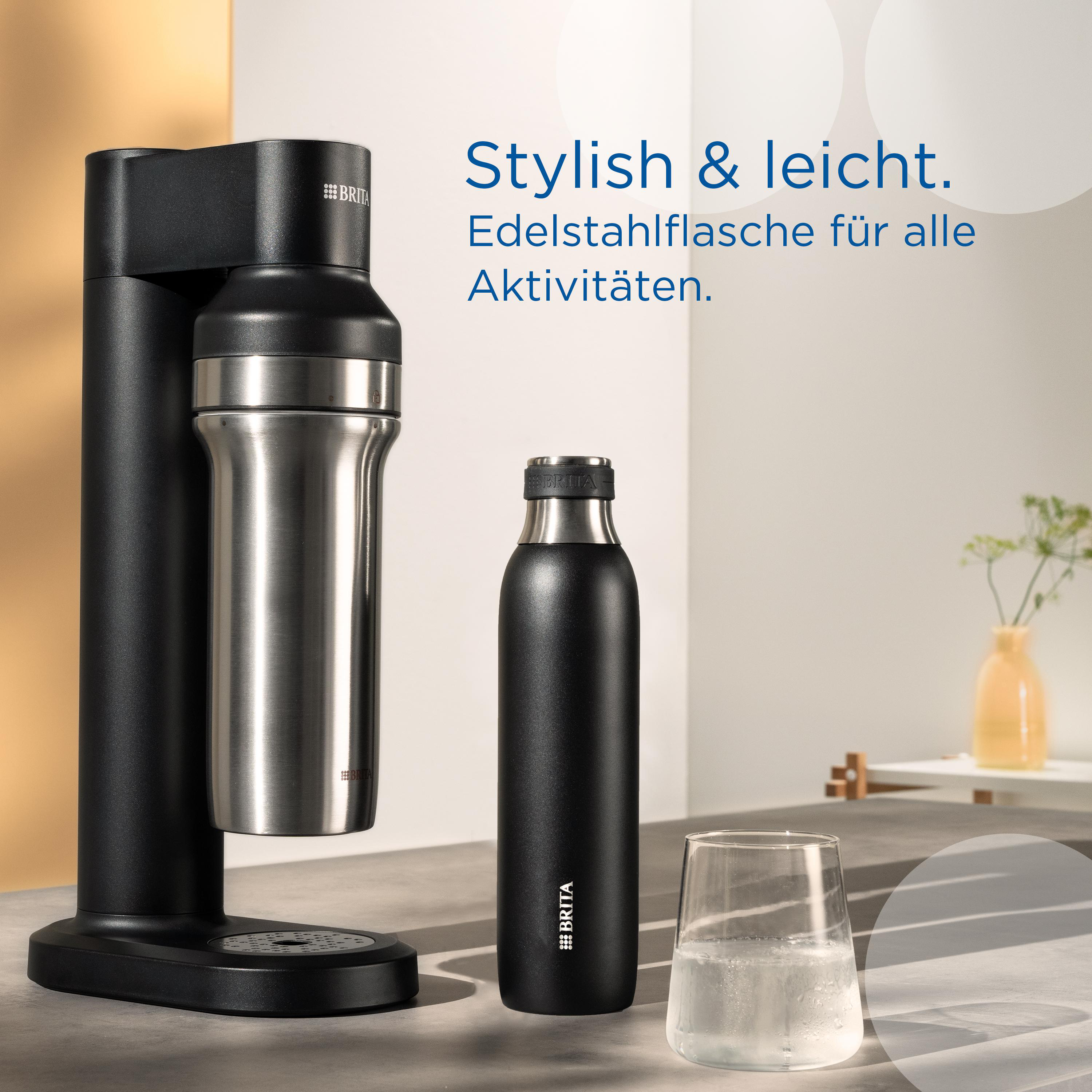 BRITA Wasserfilter, silberne Flasche, schwarze Flasche und Glas auf einem Tisch. Text: Stylish & leicht.