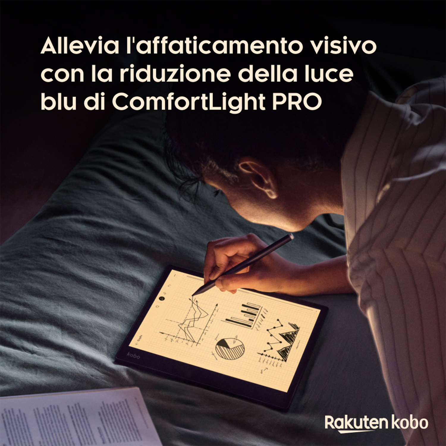 Persona che legge su un tablet con stilo a letto, con testo sovrapposto.