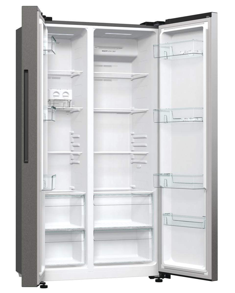 Offener Kühlschrank mit Glasböden. Im Inneren befinden sich verschiedene Regale und Schubladen. Die Tür ist offen.