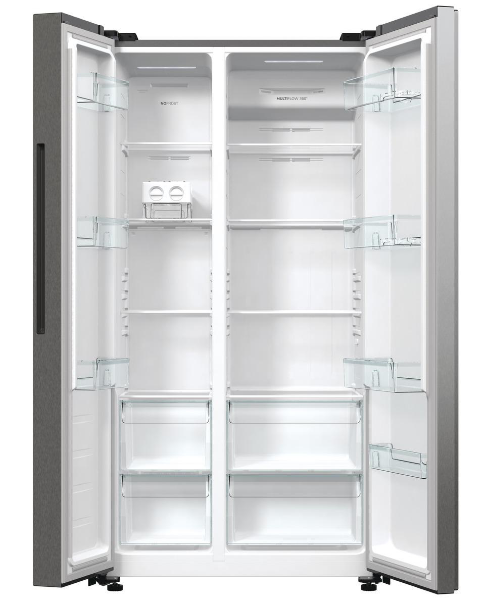 Offener Kühlschrank mit zwei Türen, Regalen, Schubladen und Innenbeleuchtung, vor weißem Hintergrund.