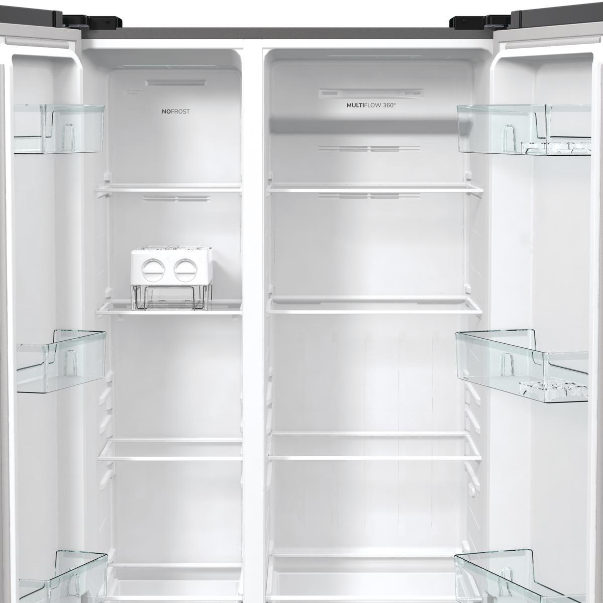 Offener Kühlschrank mit leeren Regalen. Klare Glasböden und Schubladen. Weißer Innenraum.