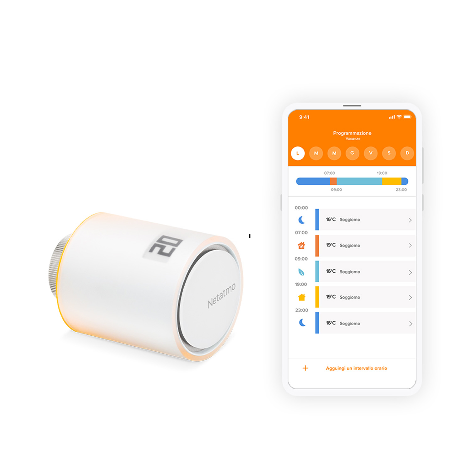 Termostato intelligente vicino a uno smartphone che mostra le impostazioni e la programmazione della temperatura.