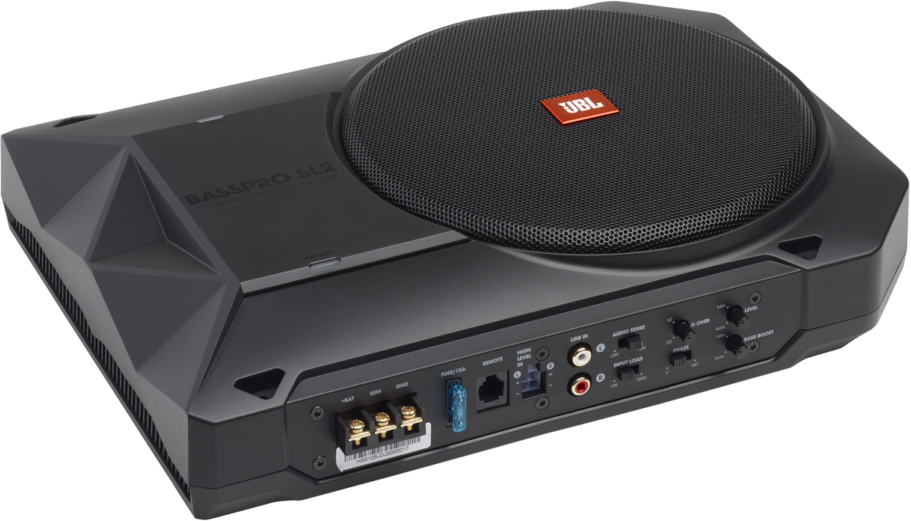 Fekete JBL BassPro SL2 mélynyomó. Hálós hangszóróval, JBL logóval és a hátoldalon bemeneti vezérlőkkel rendelkezik.
