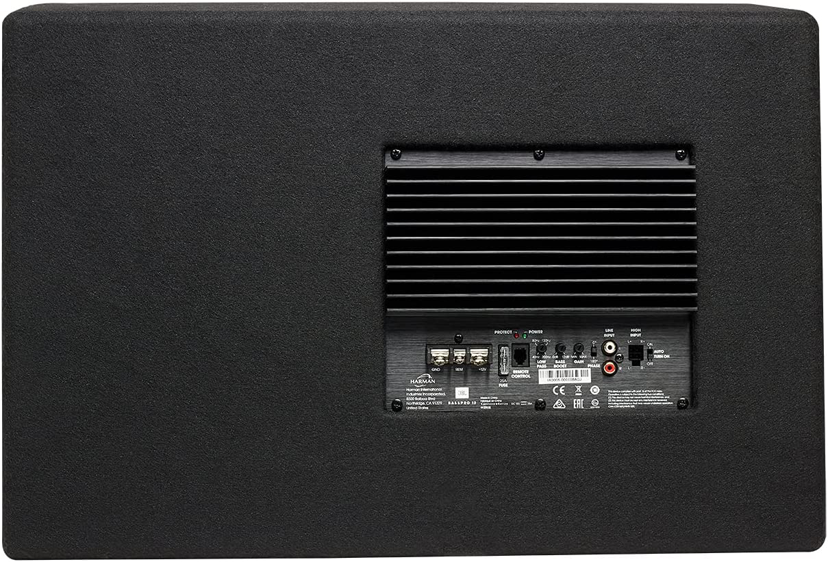 Egy fekete Harman Kardon mélynyomó hátulja. Van rajta egy vezérlőpanel és egy rács a hátoldalon.