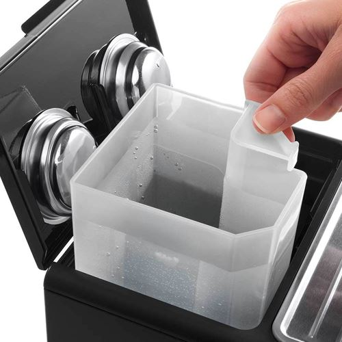 Mano retirando un recipiente de agua blanco de una cafetera negra.
