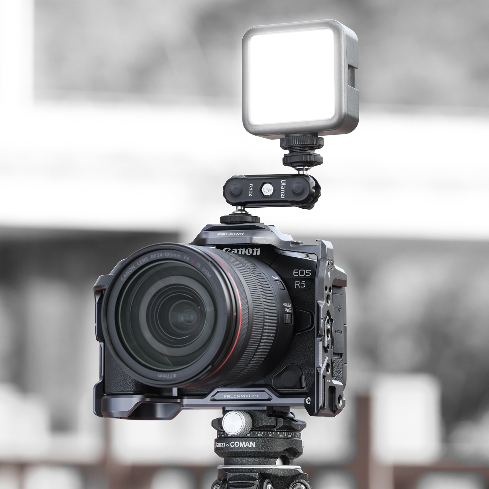 Kamera beállítás Canon EOS R5-tel, ketreccel, lámpával és állvánnyal. Fekete és szürke színek.