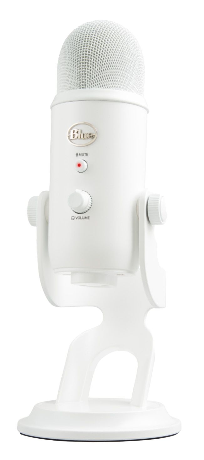 Ein weißes Blue Yeti Mikrofon auf einem weißen Ständer. Es hat eine Stummtaste, einen Lautstärkeregler und das Blue-Logo.