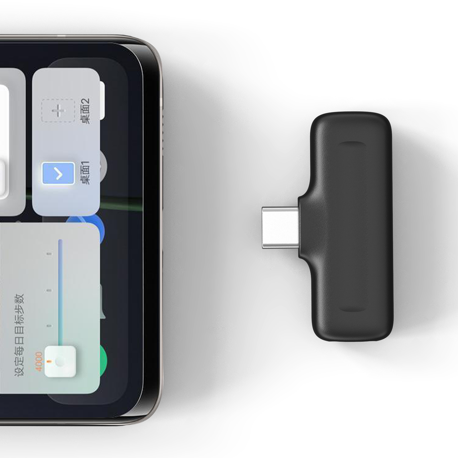 Okostelefon képernyője alkalmazásikonokkal és egy csatlakoztatott fekete USB-C adapterrel.