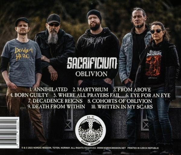 Albumcover mit einer Band aus 5 Mitgliedern. Text: "Sacrificium Oblivion" und ein Logo.