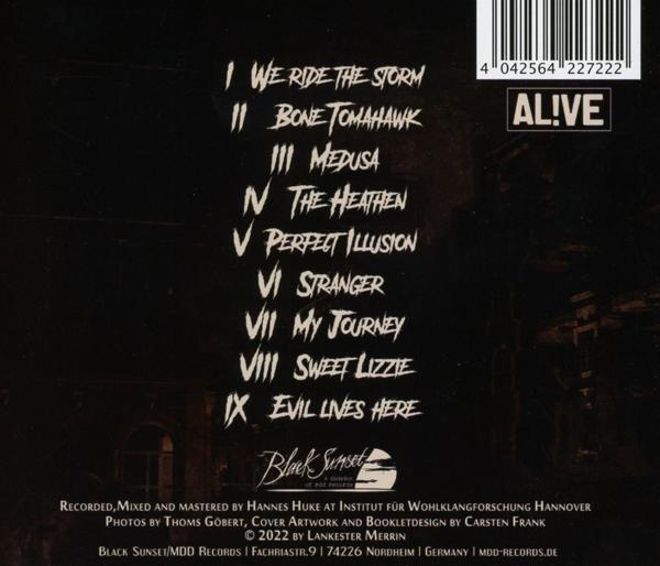 Rückseite einer CD mit Titelliste, Credits und Logo. Schwarzer Hintergrund. Text ist weiß, Name ist Alive.