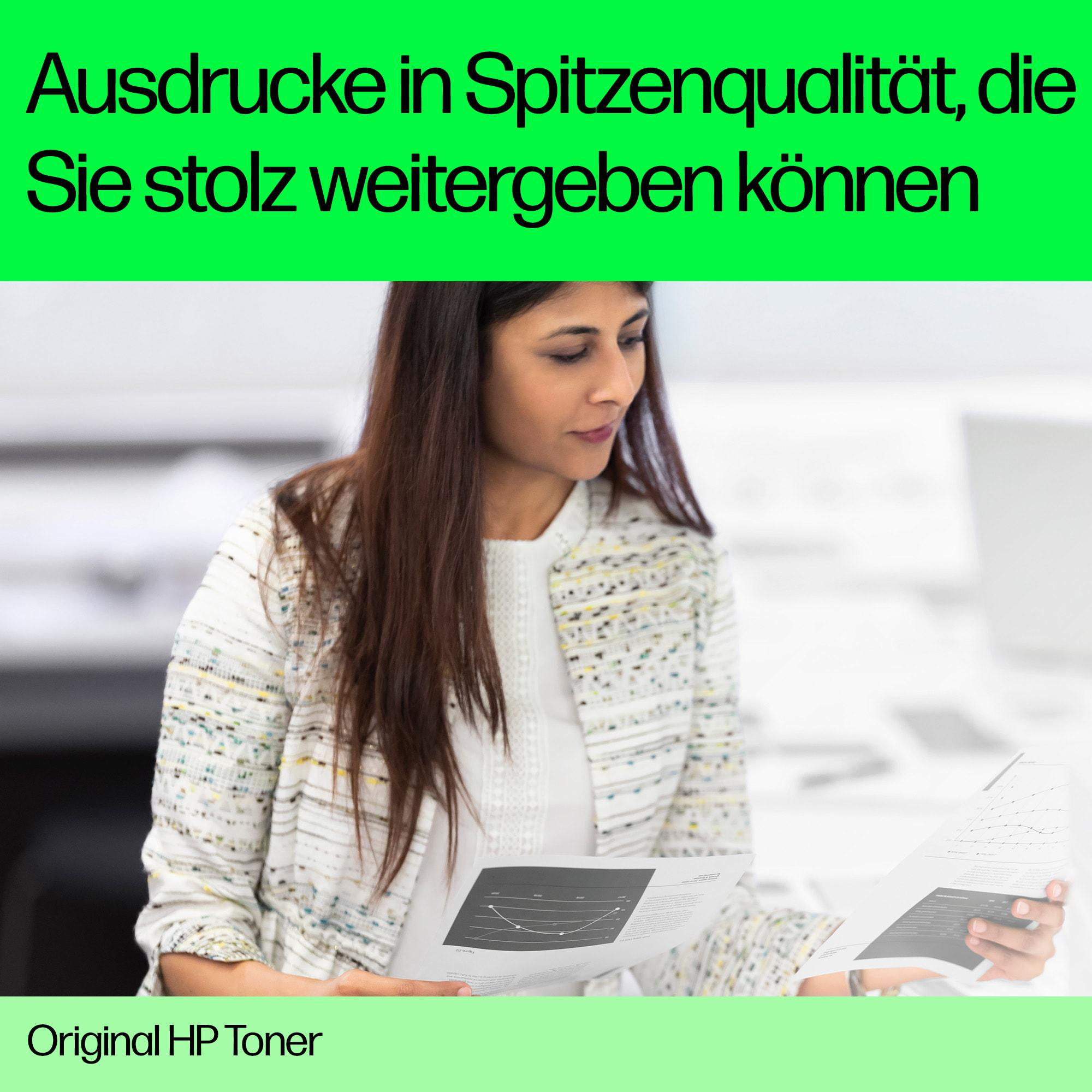 Eine Frau untersucht gedruckte Papiere mit Text: Original HP Toner.