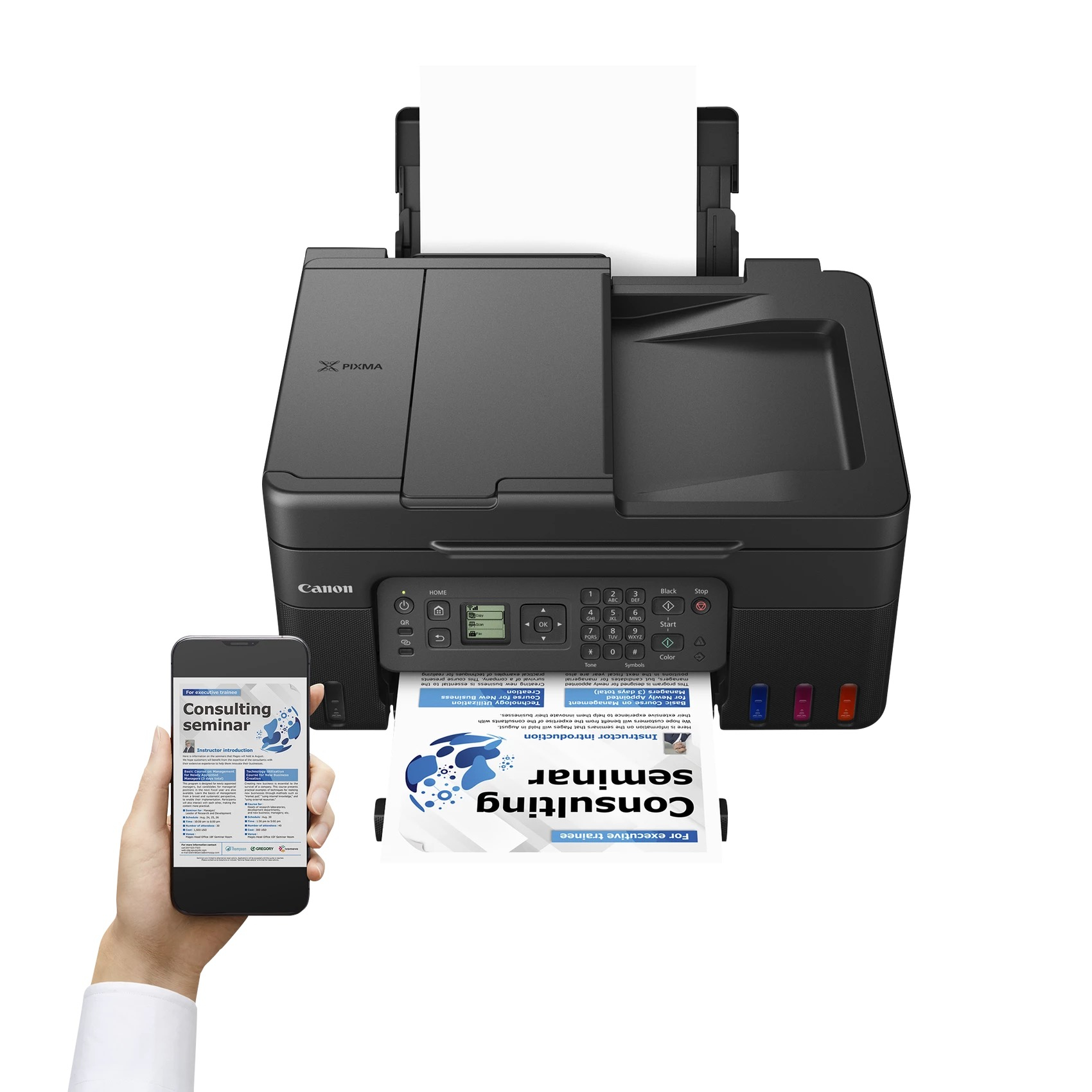 Ein schwarzer Canon PIXMA Drucker druckt ein Dokument, während eine Hand ein Smartphone mit demselben Bild hält.