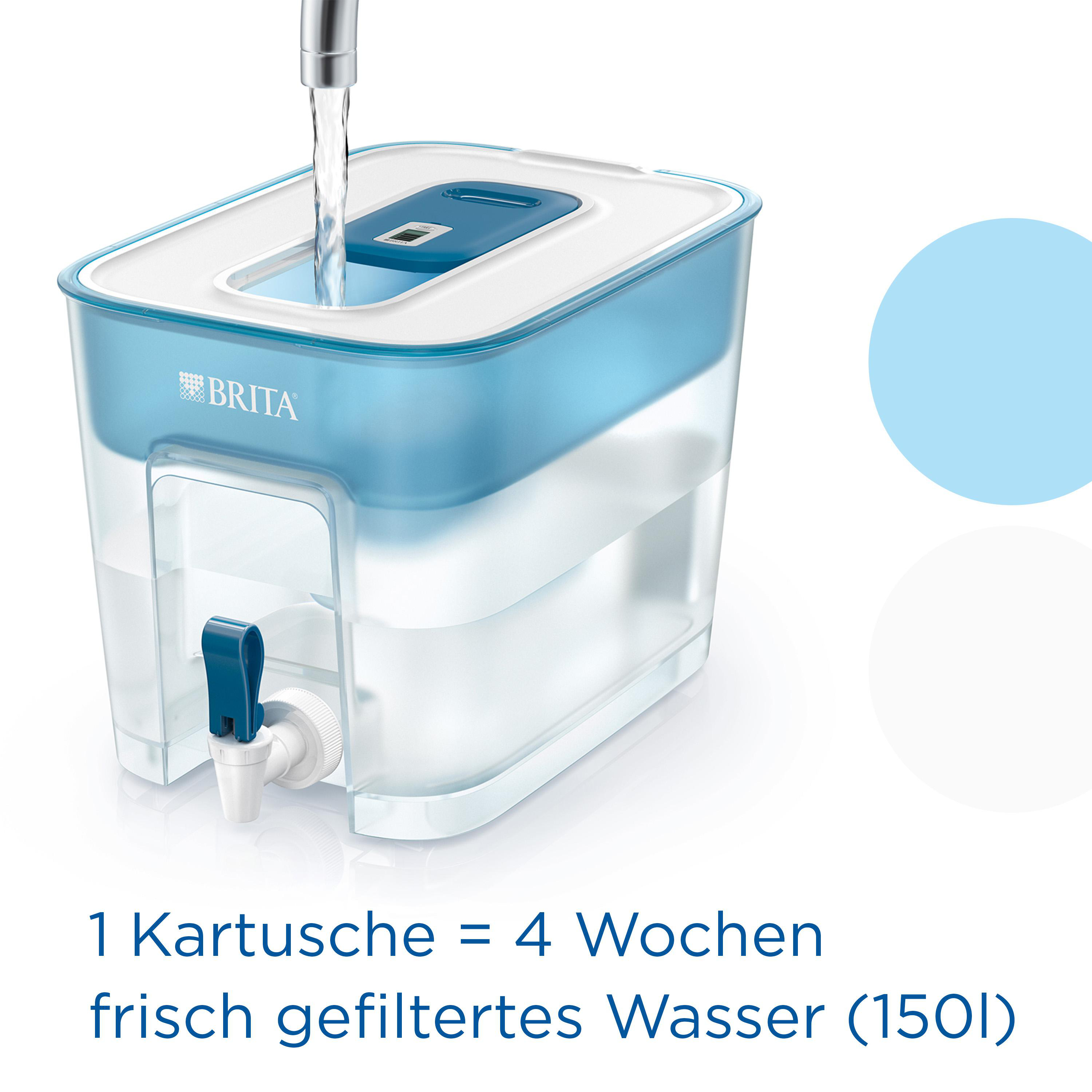 Ein blau-weißer Wasserfilter mit Wasserhahn und Text, der die Filterlebensdauer angibt.