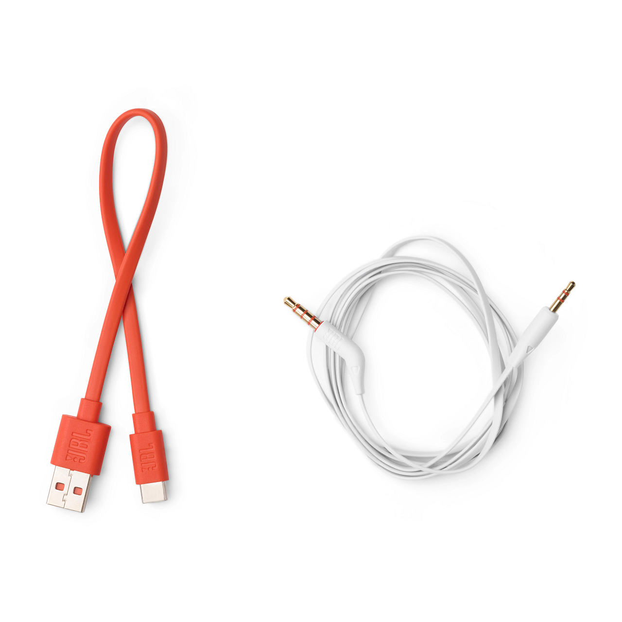 Zwei Kabel: ein rotes USB-C-Kabel, ein weißes Audiokabel. Beide haben Anschlüsse.