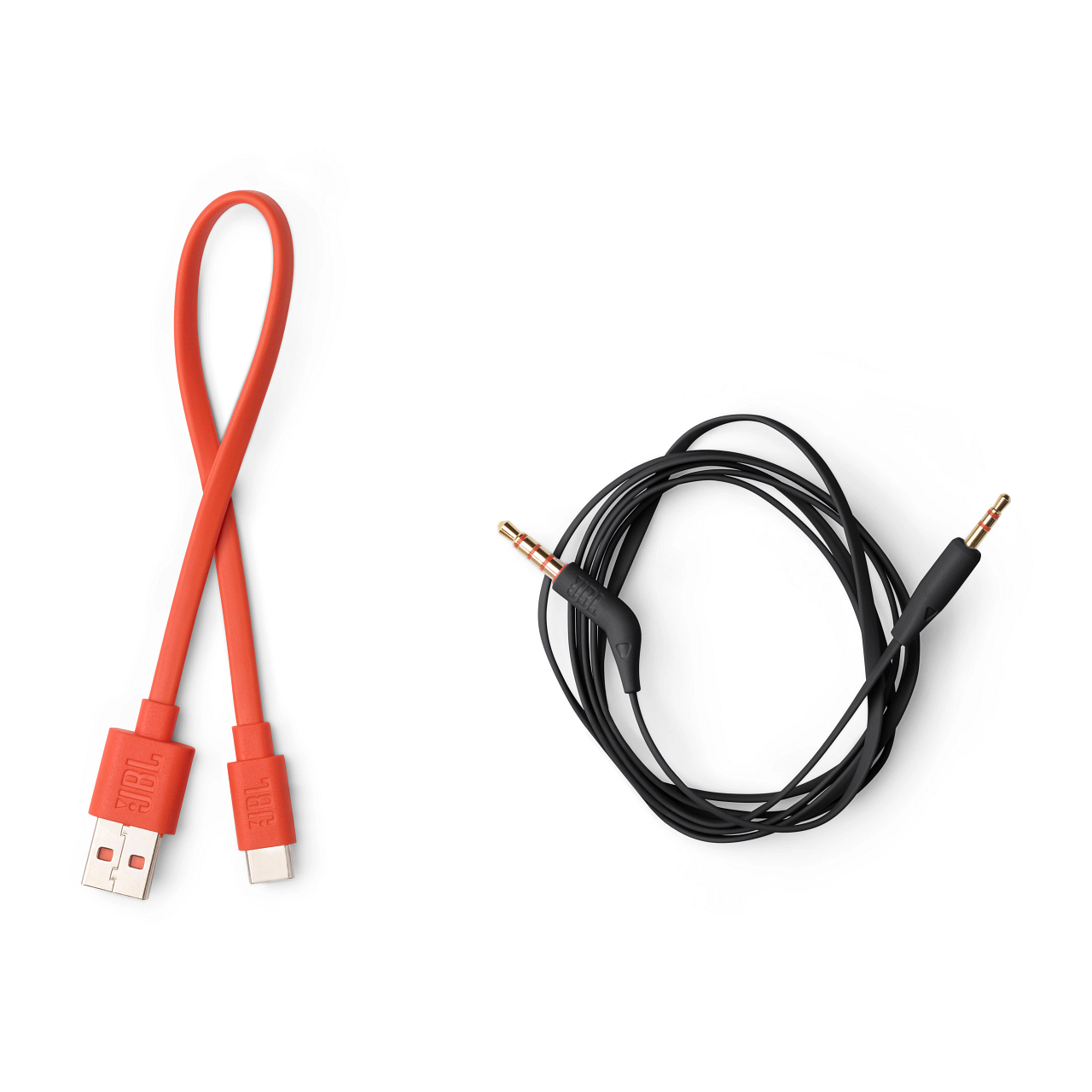 Zwei JBL-Kabel: ein oranges USB-Kabel, ein schwarzes Audiokabel mit Goldstecker.