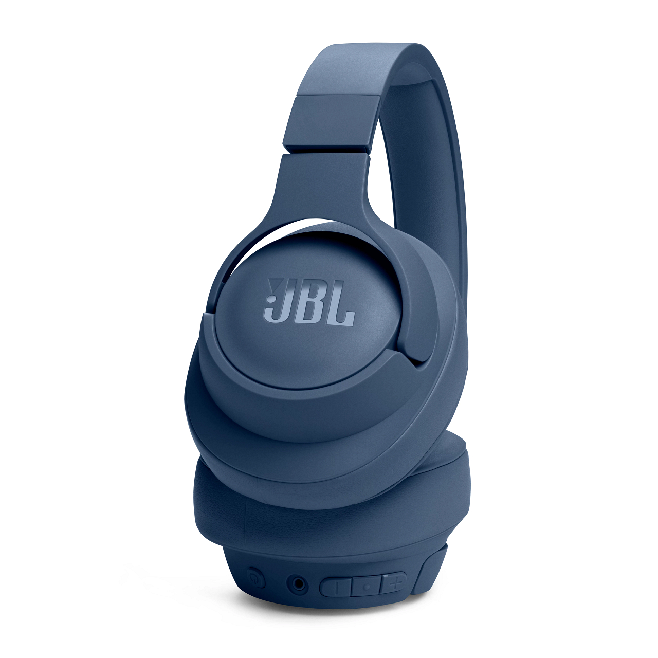 Weiße, zusammengeklappte JBL-Kopfhörer auf weißem Grund, Ohrmuscheln und Bügel zeigend.