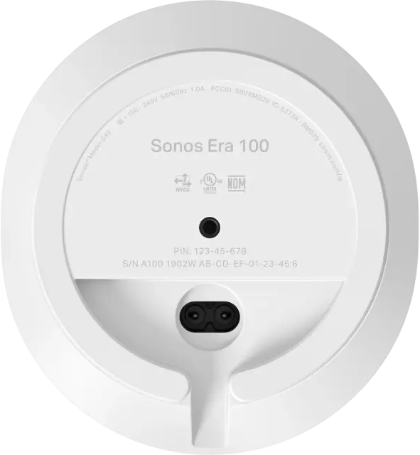 Fehér Sonos Era 100 hangszóró, alulnézet, a portok és a termékinformációk láthatók.