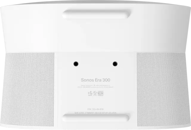 Egy fehér Sonos Era 300 hangszóró hátulja hangszórólyukakkal és termékinfóval.