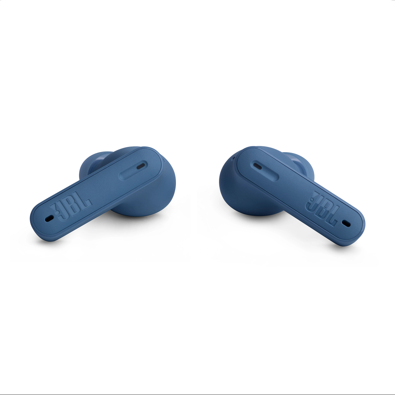Zwei blaue Ohrhörer mit JBL-Logo. Sie sind in einer Nahaufnahme vor weißem Hintergrund.