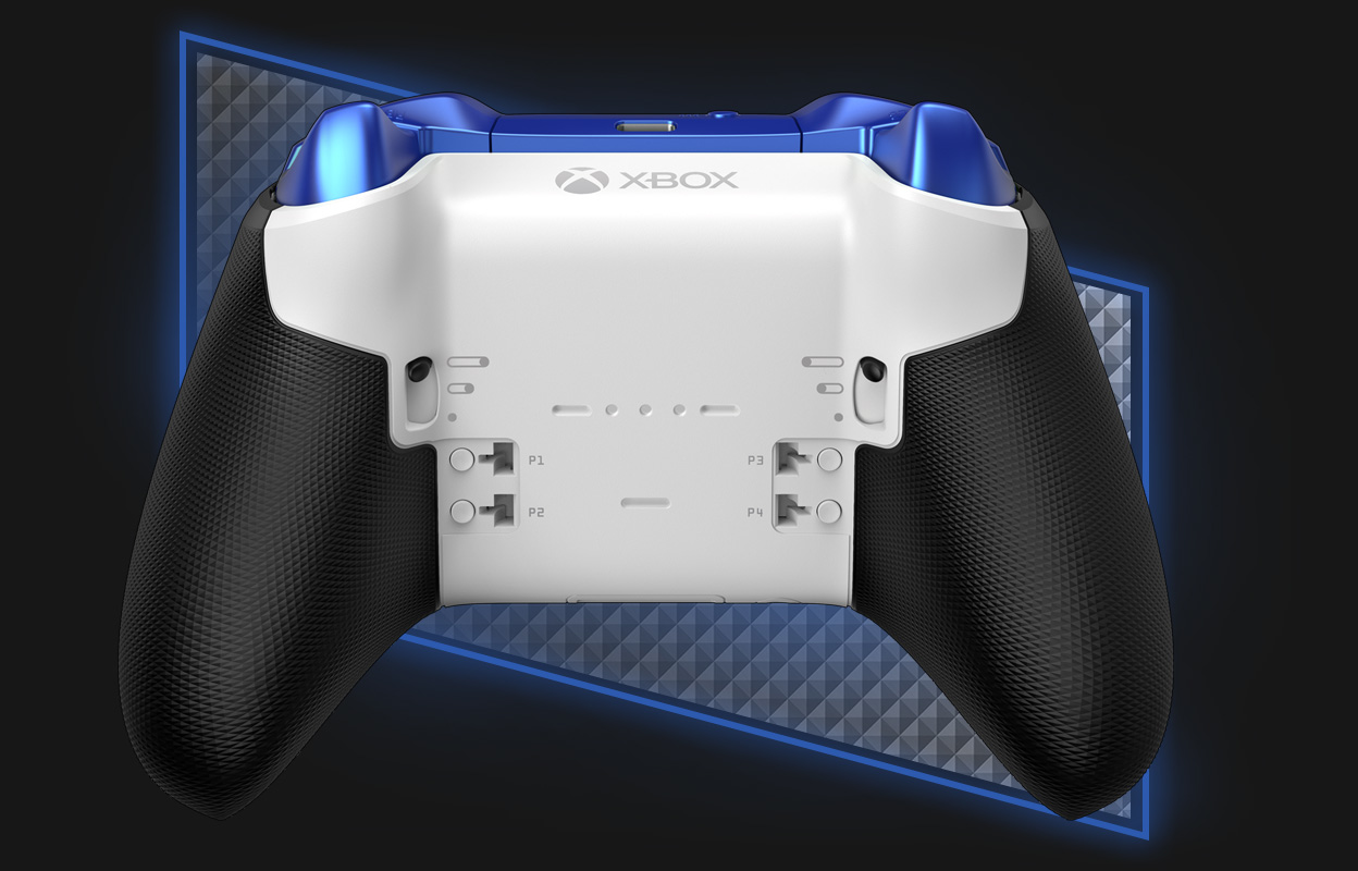 Retro di un controller Xbox. Corpo bianco, parte superiore blu, impugnature nere e quattro pulsanti posteriori.
