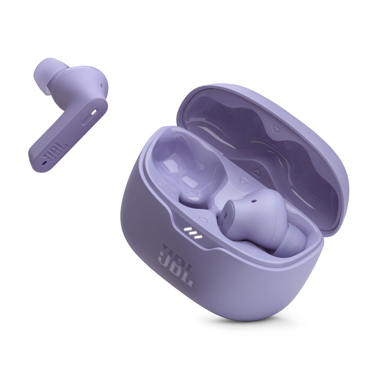 Ein Paar lila JBL-Ohrhörer, einer in einer Ladebox. Das Gehäuse ist geöffnet und zeigt den rechten Ohrhörer.