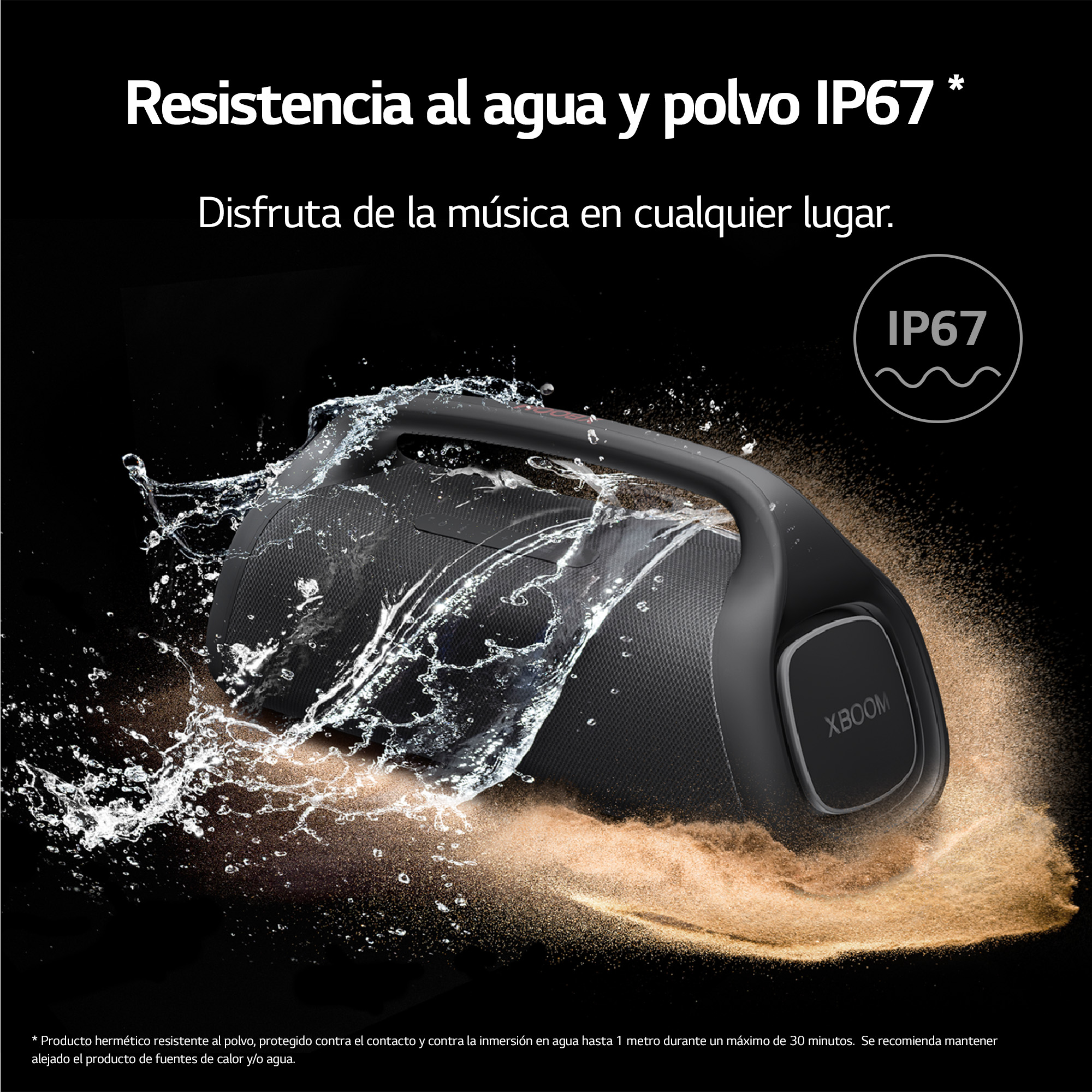 Altavoz negro con agua y arena salpicando. Texto dice IP67, resistente al agua y al polvo.