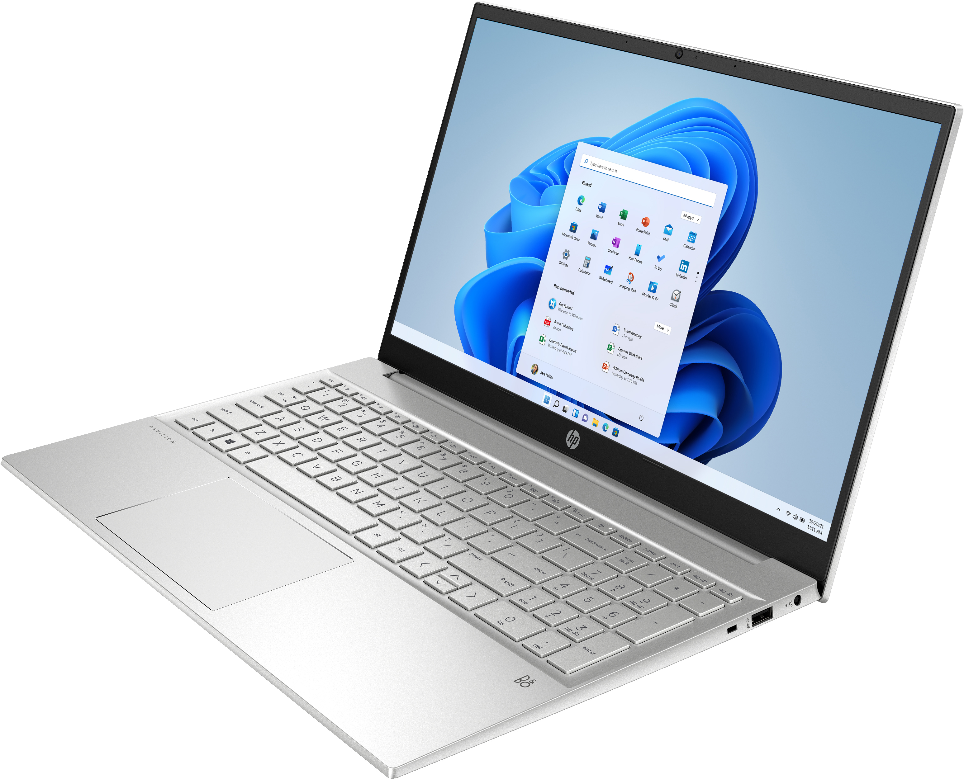 Silberner Laptop, geöffnet, zeigt die Windows 11-Oberfläche. Tastatur im Vordergrund, ein Schreibtisch im Hintergrund.