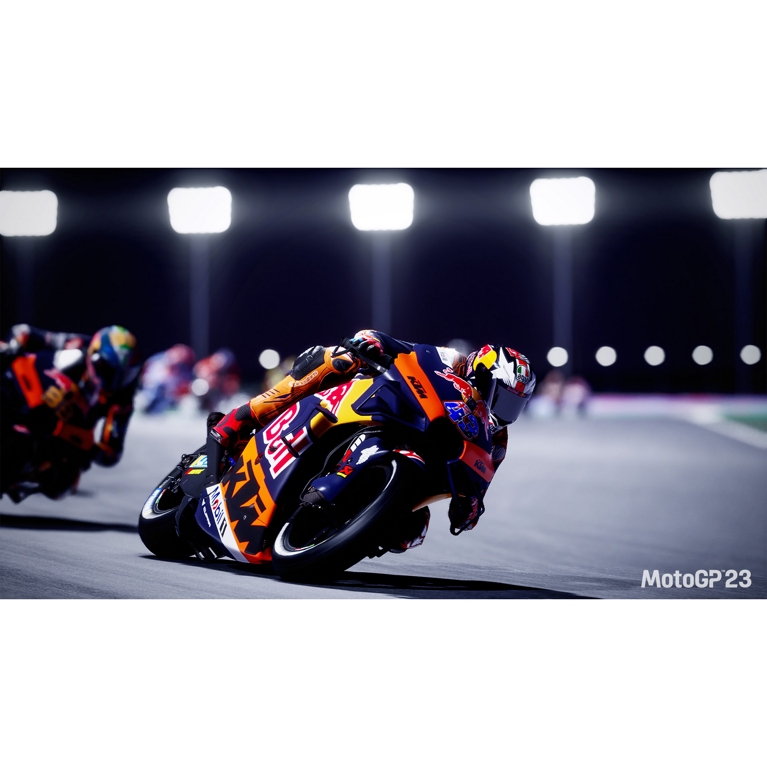 Motorracer in een race. De motor heeft Red Bull- en KTM-branding, met een vervagingseffect.
