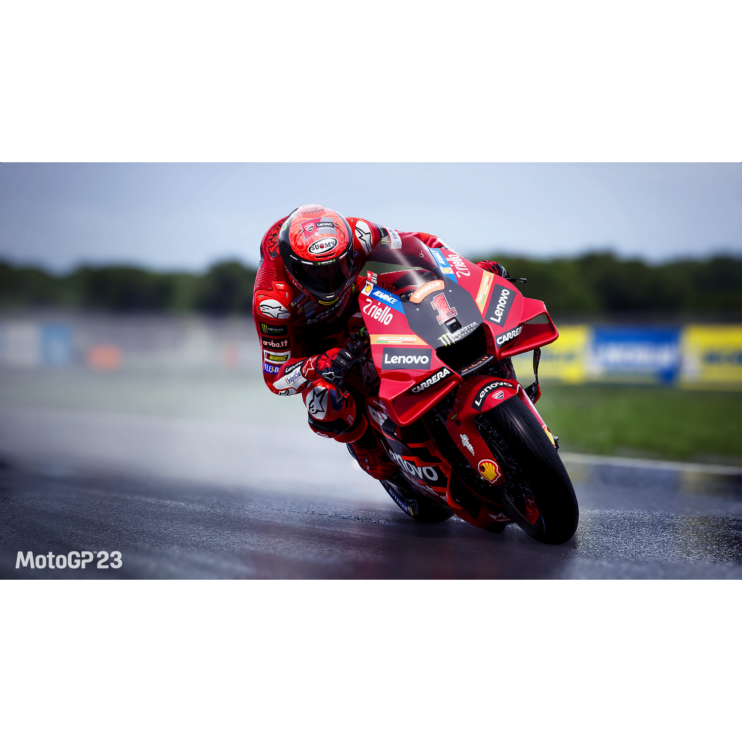 Een rode Ducati motorfiets in beweging op een natte baan, berijder overgebogen, wazige achtergrond.