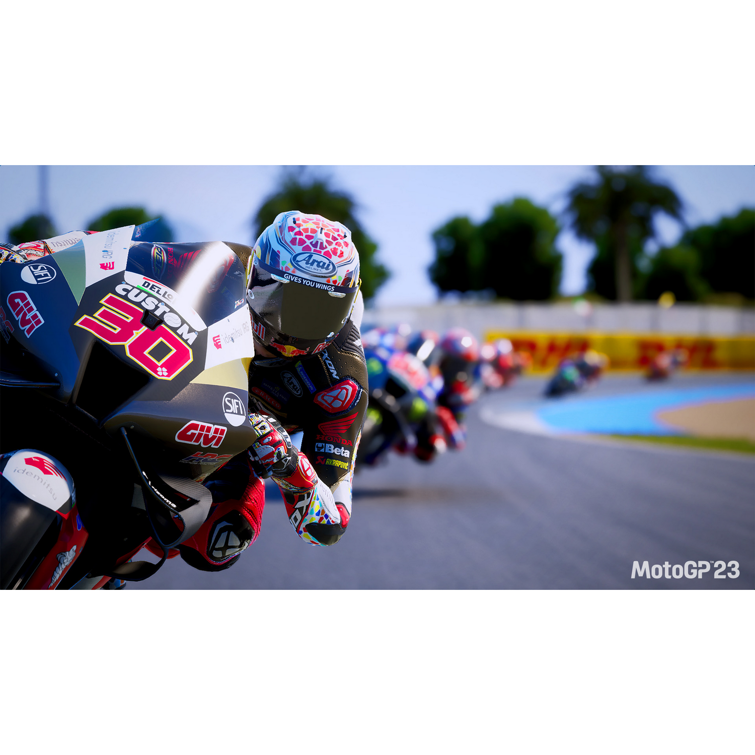 Een motorrace scène met een rijder op de voorgrond. Het Moto GP 23 logo is zichtbaar.