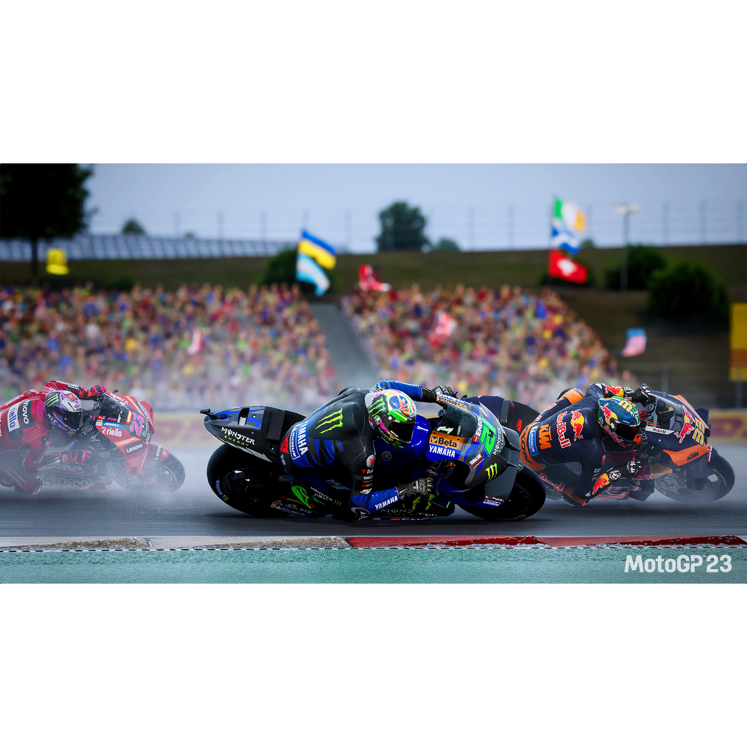 MotoGP-race met drie motorfietsen op een natte baan, publiek op de achtergrond.