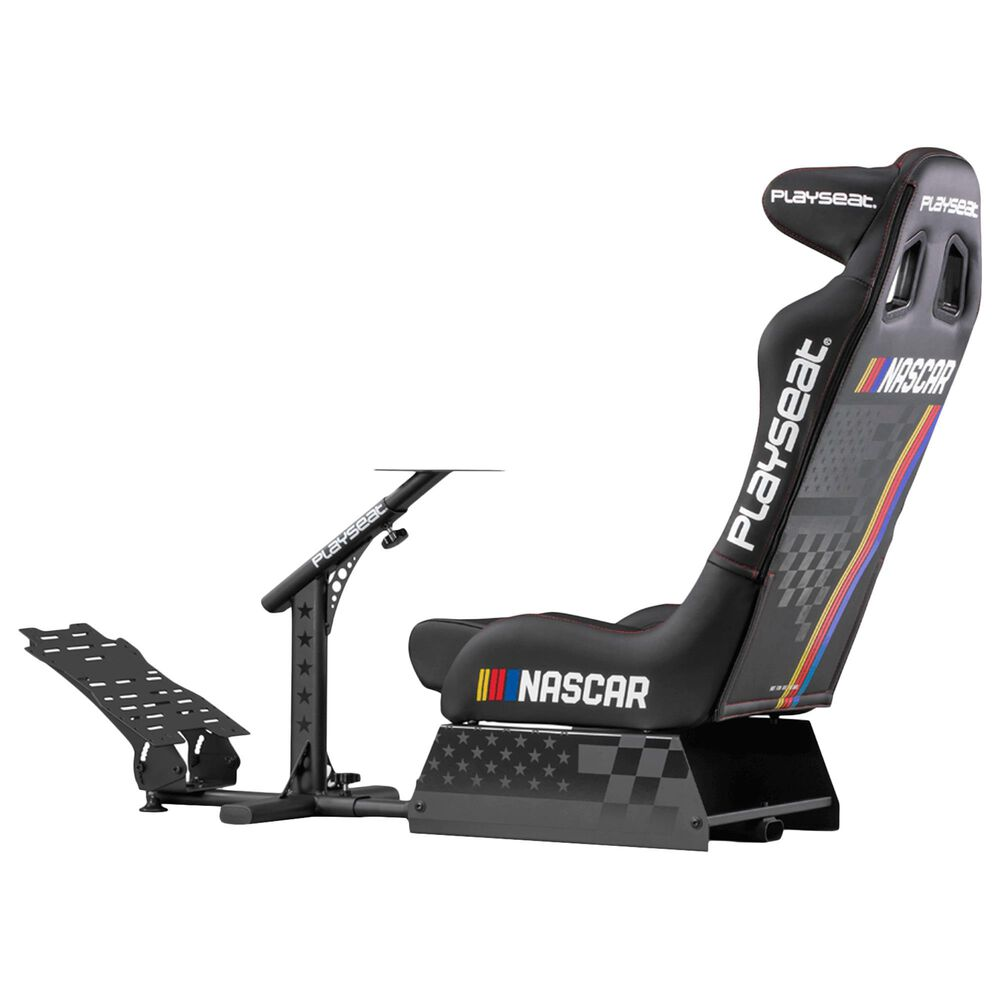Silla de carreras negra con logotipos, montada sobre una base negra, con soporte para volante.